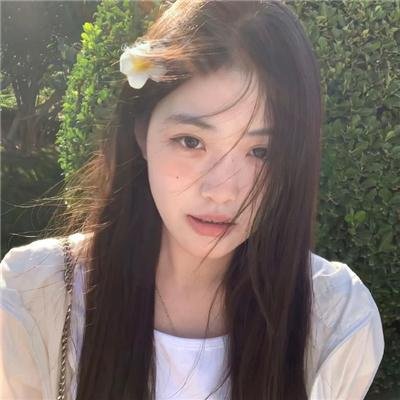 女孩向前走